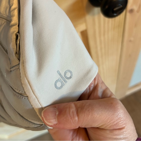 Alo Yoga Silver Reflective Puffer Vest. Probable Small. - Picture 6 of 16